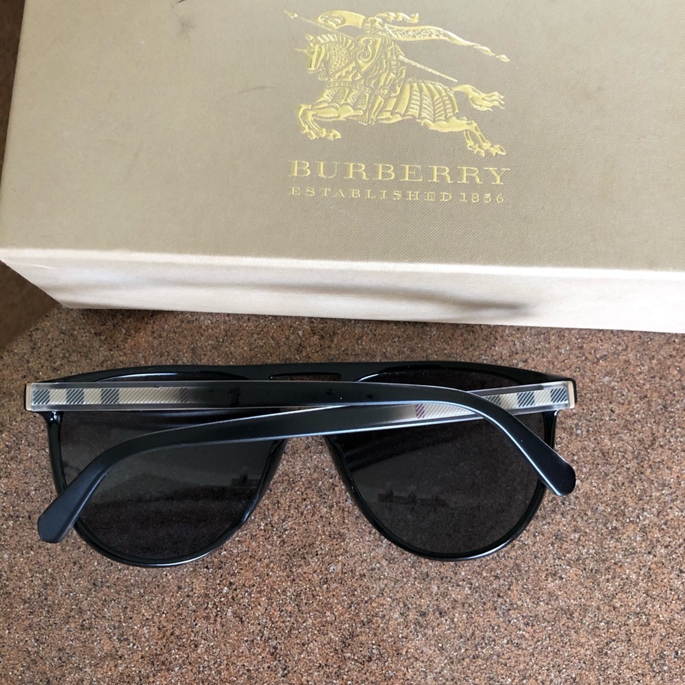 Burberry sunglasses - Picture 3 of 6